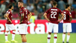 Jugadores del Milan lamentando la derrota