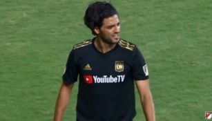 Carlos Vela molesto al salir de cambio