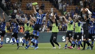 Jugadores del Inter festejan tras vencer al Lecce 
