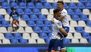 Jugadores del Puebla celebran una anotación