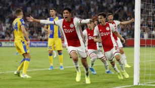 Edson Álvarez dispara en el juego entre Ajax y APOEL