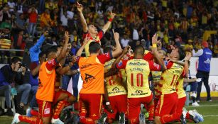 Los jugadores de Morelia celebran después del gol a Veracruz