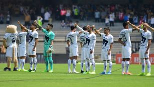 Jugadores de Pumas entonando el himno universitario