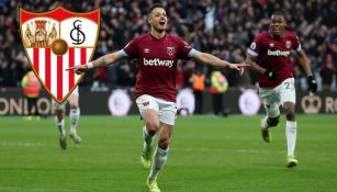 Chicharito celebra un gol con el Sevilla