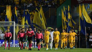 Los jugadores de Tigres previo a un partido en el estadio Universitario