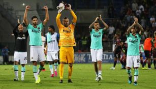 Jugadores del Inter festejan triunfo ante Cagliari