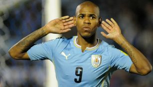 Diego Rolán celebra una anotación con la Selección de Uruguay 