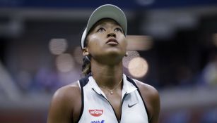 Naomi Osaka observa el marcador durante su duelo contra Belinda Bencic 