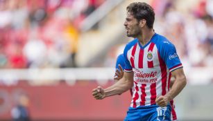 Antonio Briseño festeja un gol con Chivas