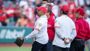 Óscar Pérez lanza una bola en el Diablos Rojos vs Tigres