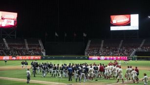 Jugadores de Tigres y Diablos Rojos en el diamante 