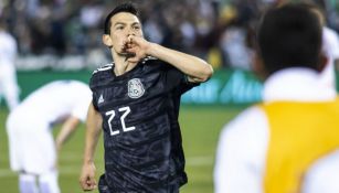 Hirving Lozano festeja gol con el Tri