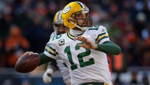 Aaron Rodgers a punto de lanzar un pase en un partido con los Green Bay Packers