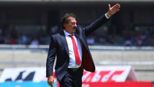 Ricardo La Volpe lanza un grito en el juego entre Pumas y Toluca
