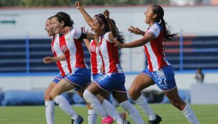 Chivas Femenil celebra una anotación contra Cruz Azul 