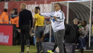 Tata Martino le da indicaciones a sus pupilos