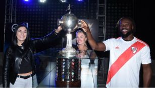 Kofi Kingston, Sonya Deville y Mandy Rose con la Copa Libertadores