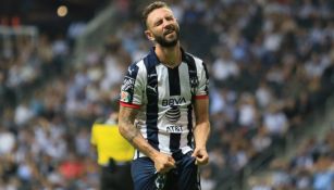 Miguel Layún lamentándose en un partido con Monterrey