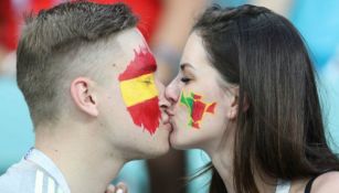 Aficionado de España y Portugal dándose un beso en un partido 