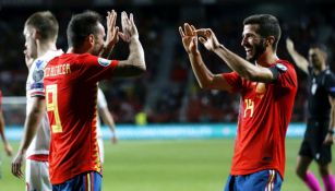 Paco Alcácer y Gayá celebran el cuarto gol sobre Islas Feroe