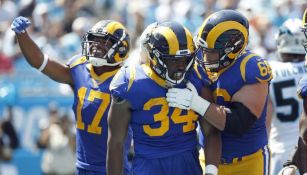 Jugadores de Rams festejan touchdown