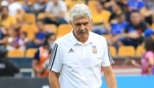 Tuca Ferretti, pensativo en un juego de Tigres