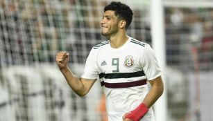 Raúl Jiménez festeja un gol con México en la era de Tata Martino