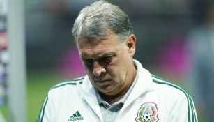 Tata Martino cabizbajo tras perder ante Argentina