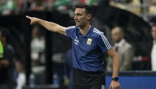 Lionel Scaloni da una señal a sus jugadores en duelo ante el Tri