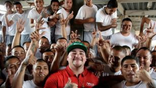 Andy Ruiz pasa un buen rato con los reclusos 