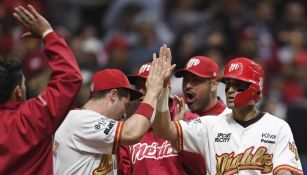 Jugadores de Diablos Rojos, en festejo durante partido