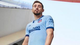 Héctor Herrera posa con la nueva playera del Atlético