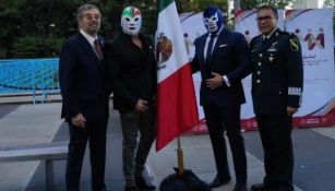 Juan Ramón de la Fuente junto a Blue Demon Jr. y Dr. Wagner Jr.  y el General Zamudio