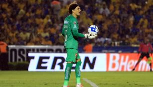 Memo Ochoa en partido con el América