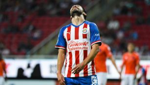 Oribe Peralta se lamenta durante un partido con Chivas