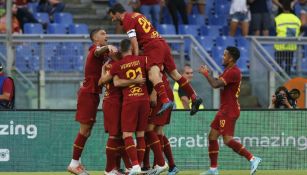 Jugadores de la Roma festejan un gol ante el Sassuolo