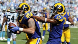 Jugadores de Rams celebran durante el partido ante Carolina