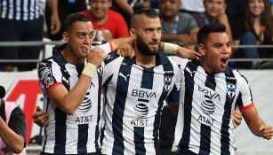 Funes Mori, Nicolás Sánchez y Carlos Rodríguez festejan gol de Rayados