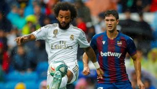 Marcelo controla el balón en el encuentro contra Levante