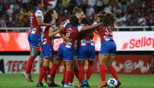 Las jugadoras de Chivas Femenil celebran uno de los goles sobre América
