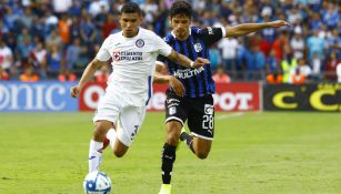 Orbelín Pineda durante un partido con Cruz Azul