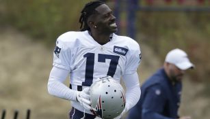 Antonio Brown sonríe en una práctica de New England