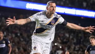 Zlatan Ibrahimovic festeja un gol con el Galaxy en MLS