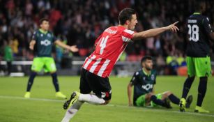 Nick Viergever festeja un gol del PSV ante el Sporting 