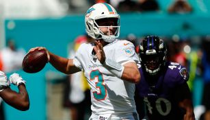 Josh Rosen lanza un pase en un partido de los Dolphins