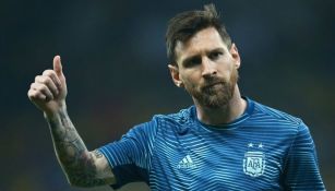 Messi levanta el pulgar con la selección de Argentina