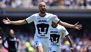 Carlos González festeja un gol con Pumas