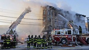 Bomberos trabajan para contener un incendio