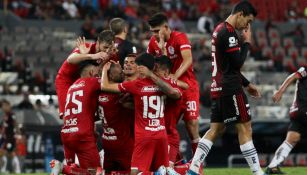 Jugadores del Toluca festejan anotación del triunfo