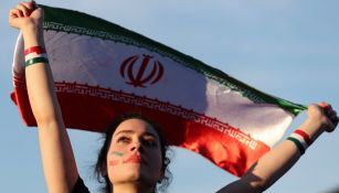 Aficionada de Irán ondea su bandera en un partido eliminatorio para Rusia 2018